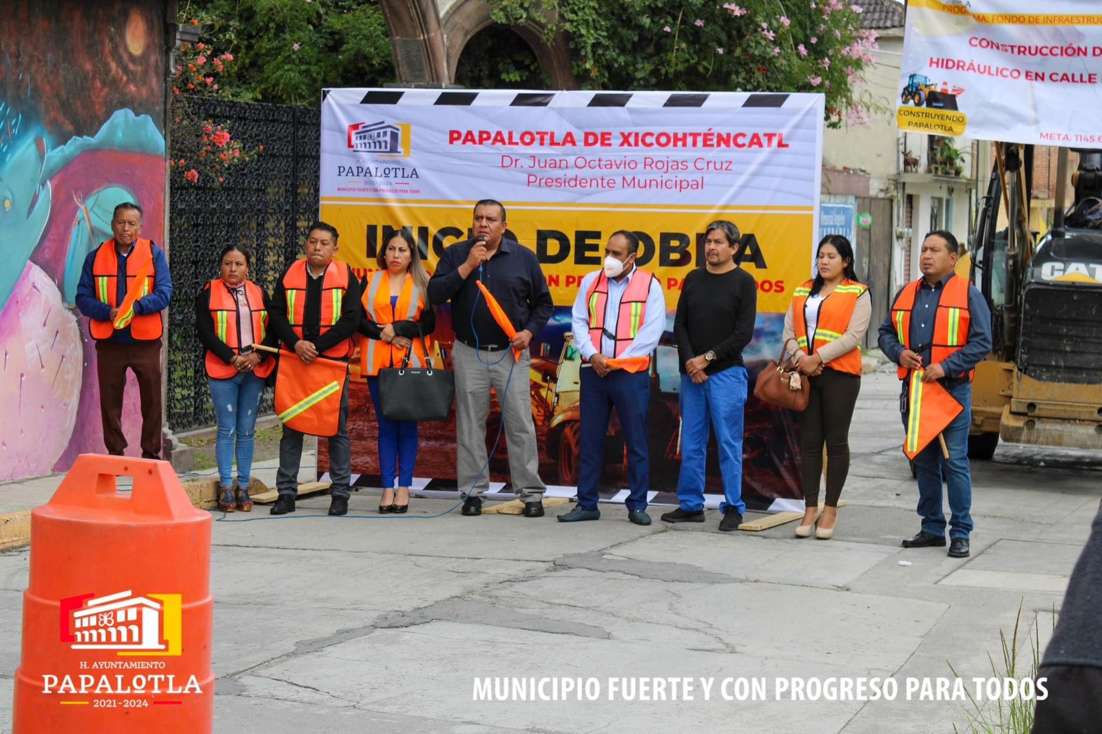 Alcalde de Papalotla, Juan Octavio Rojas, da banderazo a obra de pavimentación en calle  Emilio Carranza